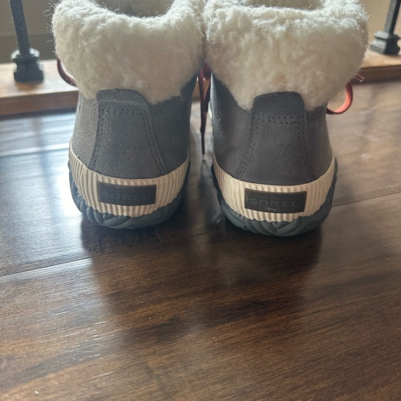 Sorel Gray and White Women's Boots - Picture 3 of 7